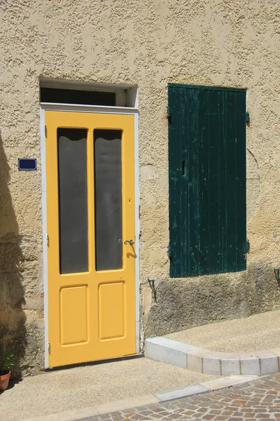 Puerta delantera amarilla —  Fotos de Stock