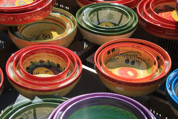 Ceramiche tradizionali su un mercato in Provenza — Foto Stock