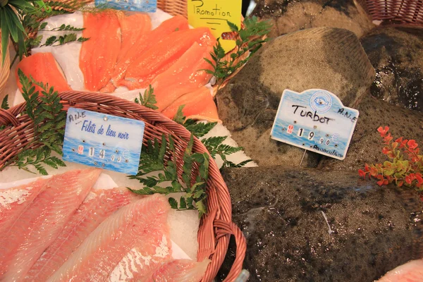 Verse vis op een vissenmarkt — Stockfoto
