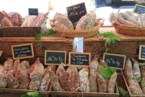 Salsicce su un mercato — Foto Stock