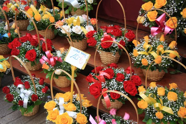 Bouquets coloridos em um mercado — Fotografia de Stock