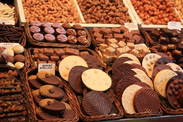 Pralinés de chocolate en un mercado —  Fotos de Stock