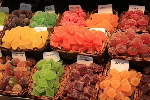 시장에서 설탕에 절인된 과일 사탕 — 스톡 사진