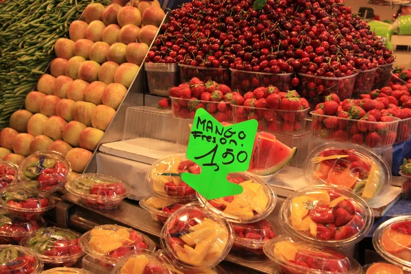 バルセロナの市場上の果実 — ストック写真
