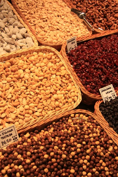 Орехи на рынке — стоковое фото