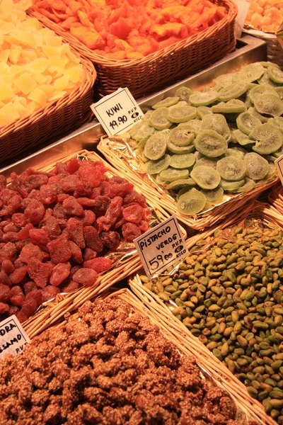 Frutos secos y confitados en el mercado — Foto de Stock