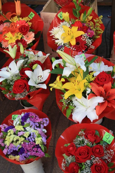 Bouquets colorés au marché — Photo