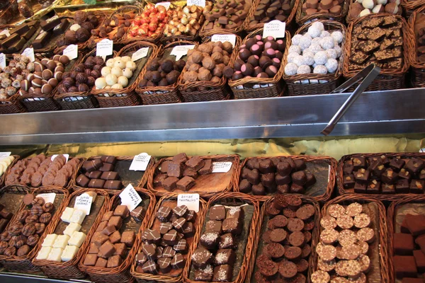 在一个市场果仁巧克力糖 — 图库照片