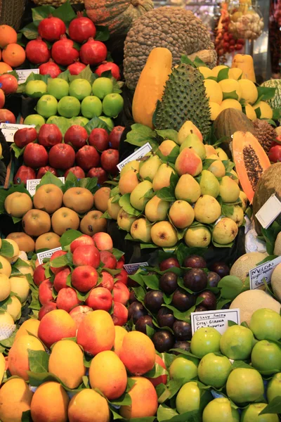 Owoce tropikalne na rynku — Zdjęcie stockowe