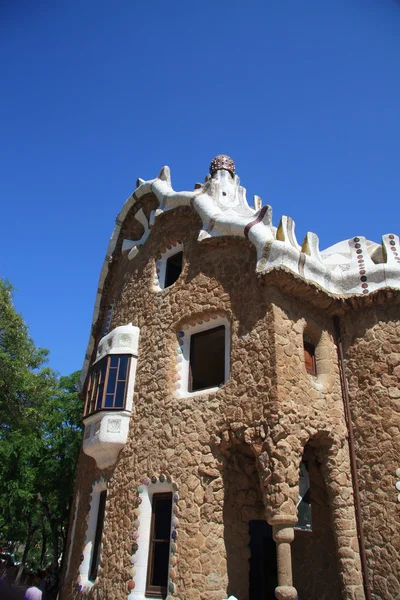 Edificio en la entrada Parque Güell, Barcelona — Foto de Stock