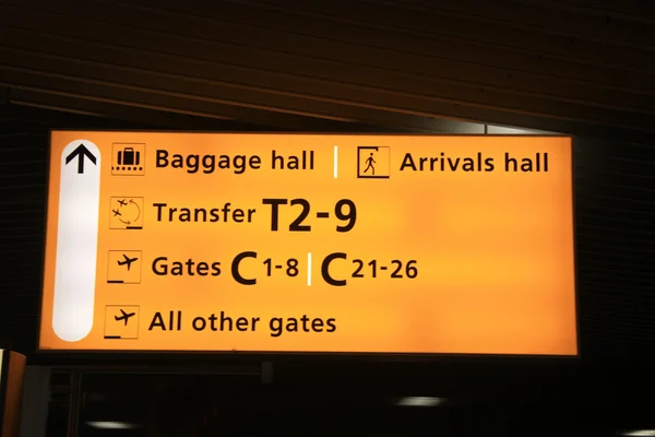 Желтая информационная панель аэропорта — стоковое фото