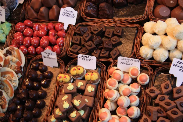 Шоколад и конфеты на рынке — стоковое фото