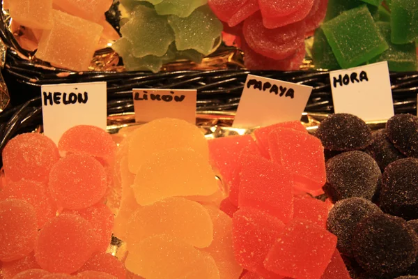 Cukrozott gyümölcs candy a piacon — Stock Fotó