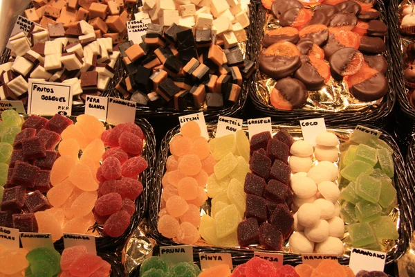 Frutos cristalizados e chocolate em um mercado — Fotografia de Stock
