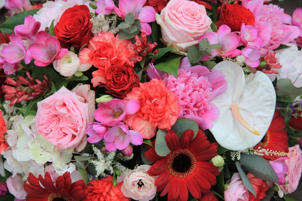 Mixed floral arrangement in red and pink — Stock Photo, Image