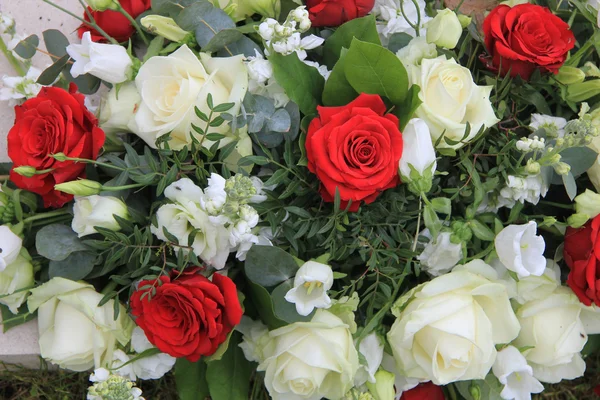 Disposizione di fiori rossi e bianchi — Foto Stock