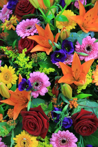 Gemischter Blumenschmuck in hellen Farben — Stockfoto