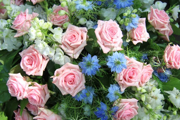Blue and pink flower arrangement — Stock Photo, Image