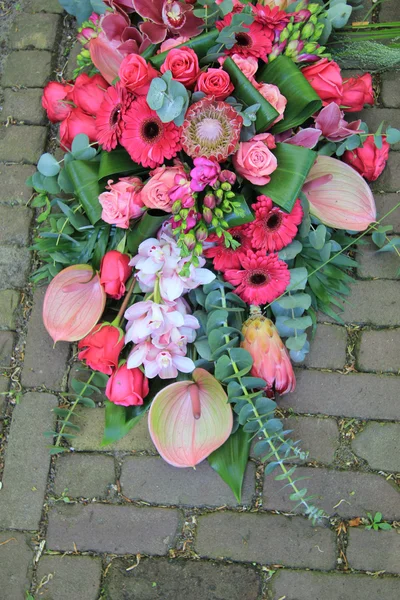 Bouquet simpatia rosa sul marciapiede — Foto Stock
