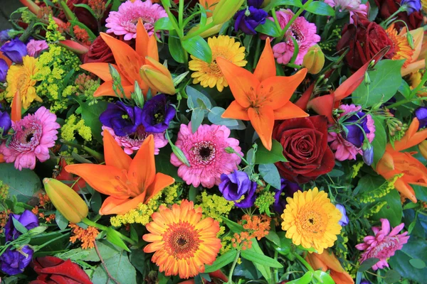 Mieszane kompozycje kwiatowe w jasnych kolorach — Zdjęcie stockowe