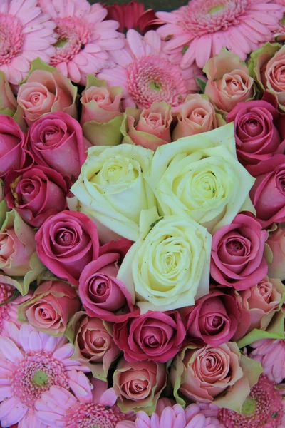 Roze bridal, bloemstuk, rozen en gerbera 's — Stockfoto