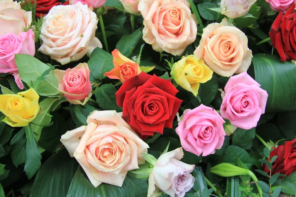 多彩多姿的玫瑰花束 — 图库照片