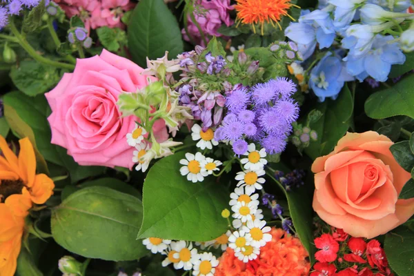 Arreglo floral mixto en colores brillantes — Foto de Stock