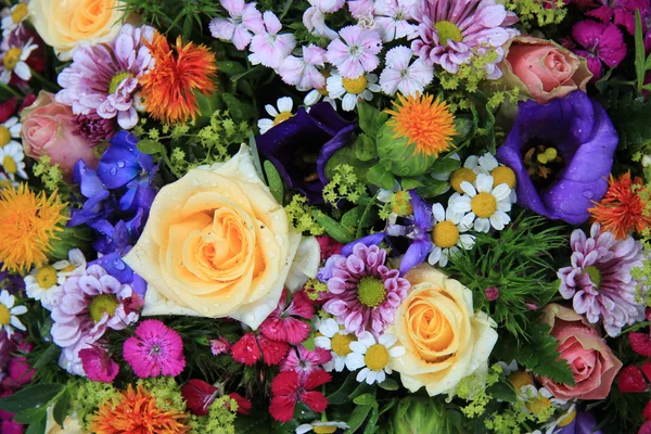 Смешанный букет в ярких цветах — стоковое фото