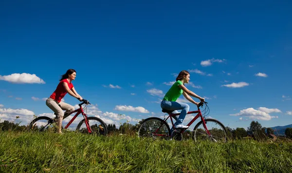 Chicas montando bicicletas —  Fotos de Stock