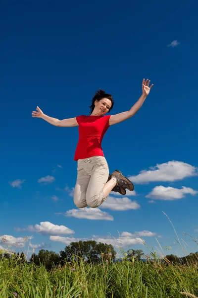 Femme sautant, courant en plein air — Photo
