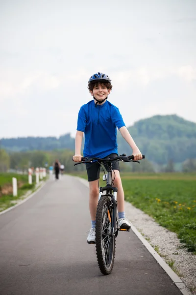 Мальчик на велосипеде по велосипедной дорожке — стоковое фото