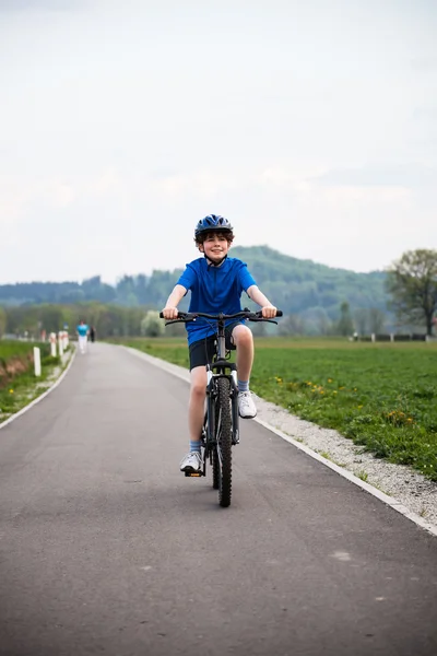 Jongen fietsen op cyclus lane — Stockfoto
