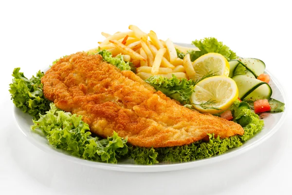 Plato de pescado - filete de pescado frito, papas fritas con verduras —  Fotos de Stock
