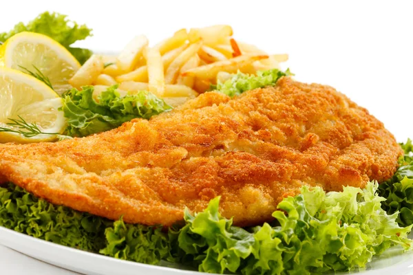 Vis schotel - Gebakken visfilet, Franse frietjes met groenten — Stockfoto