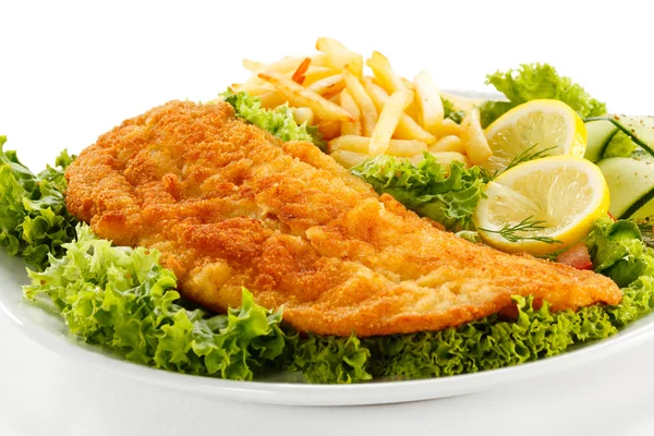 Рибне блюдо - смаженого філе, Французька картопля з овочами — стокове фото