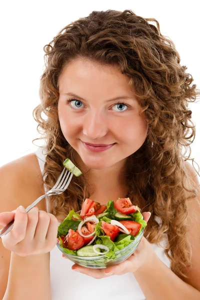 Молода жінка їсть овочевий салат ізольовано на білому — стокове фото