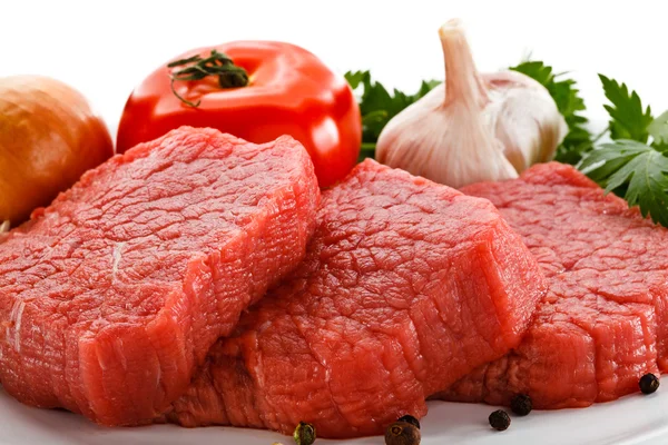 Rohes Rindfleisch und Gemüse auf weiß — Stockfoto