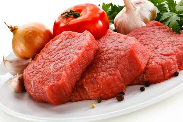 Carne de bovino crua e produtos hortícolas sobre branco — Fotografia de Stock