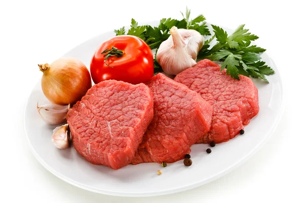 Сира яловичина та овочі на білому — стокове фото