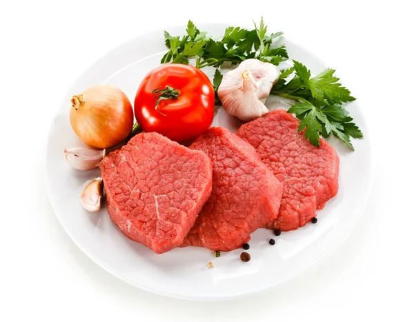 Surowej wołowiny i warzyw na biały — Zdjęcie stockowe