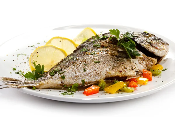 Gebratener Fisch und Gemüse — Stockfoto