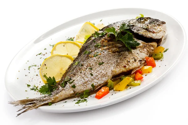Peixes e produtos hortícolas fritos — Fotografia de Stock