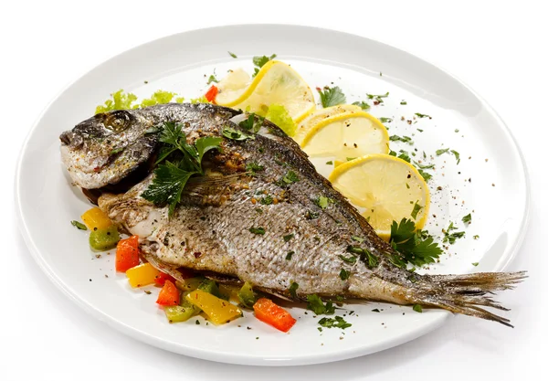 Kızarmış balık ve sebze — Stok fotoğraf