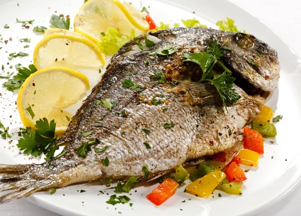 Stekt fisk och grönsaker — Stockfoto