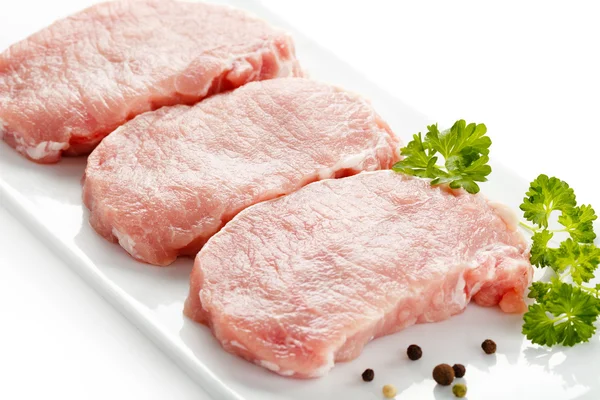 흰색 바탕에 신선한 생 돼지고기 — 스톡 사진