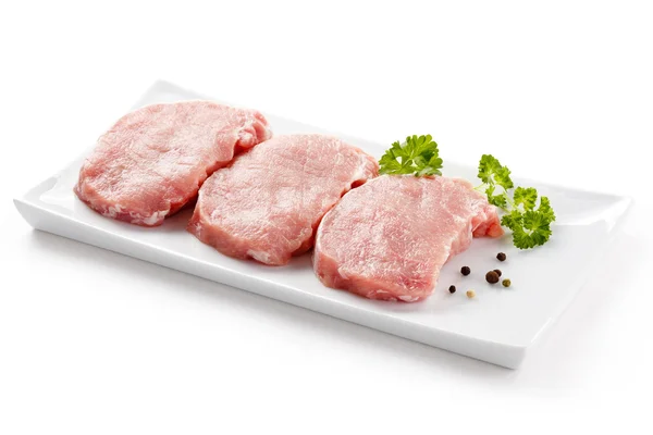 흰색 바탕에 신선한 생 돼지고기 — 스톡 사진