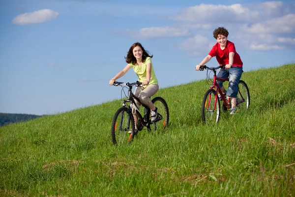 Menina e menino de bicicleta — Fotografia de Stock