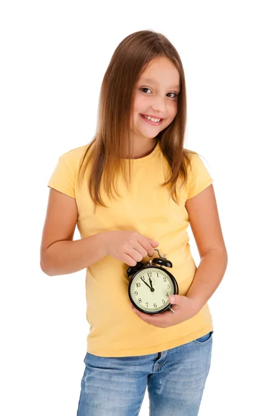 Menina segurando despertador-relógio isolado no fundo branco — Fotografia de Stock