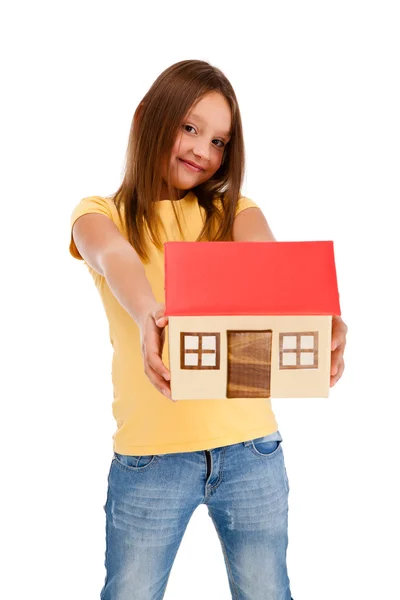 Κοπέλα που κρατά το μοντέλο του σπιτιού που απομονώνονται σε λευκό — Φωτογραφία Αρχείου
