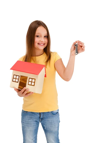 Mädchen hält Modell des Hauses isoliert auf weiß — Stockfoto